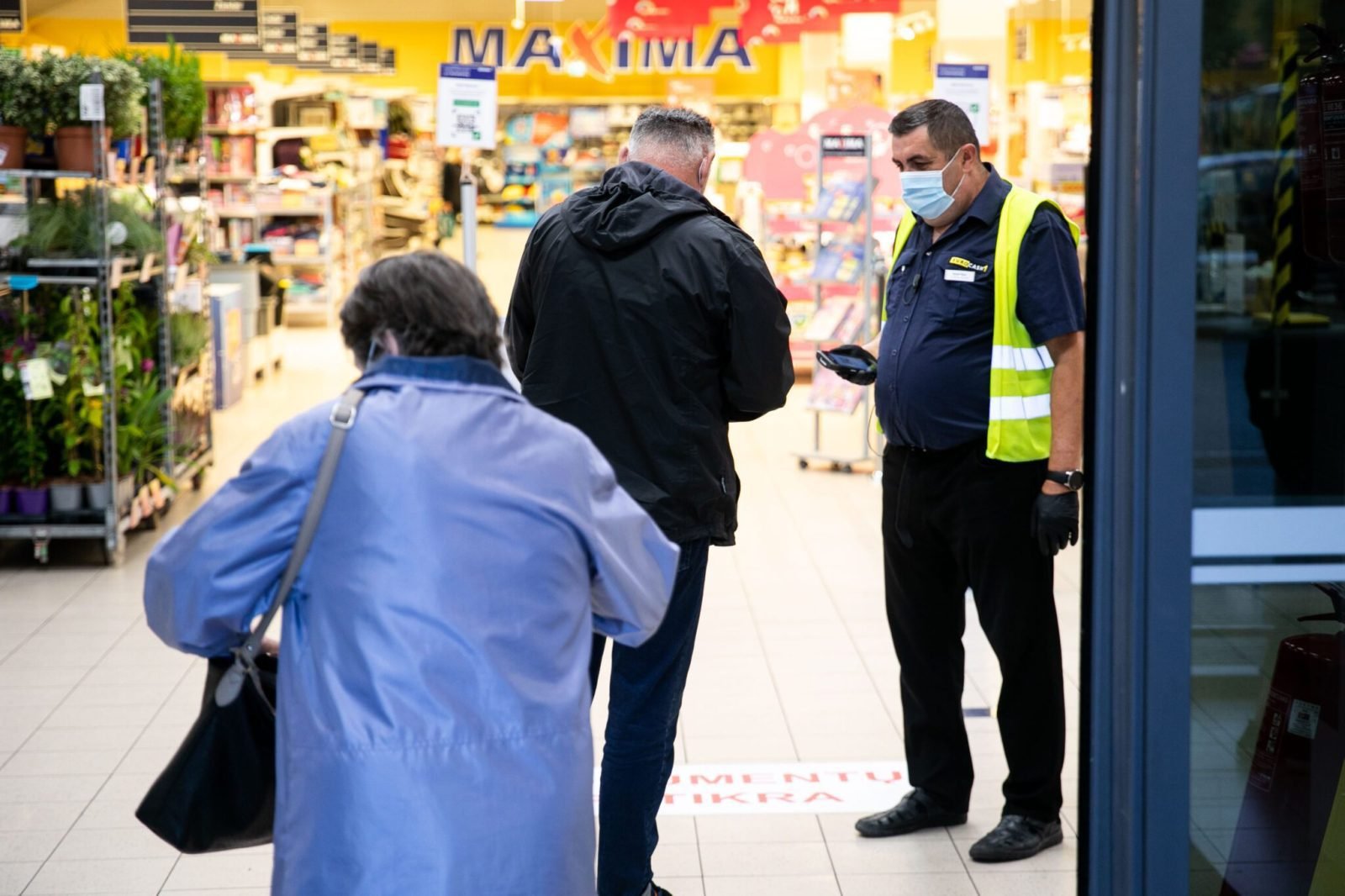 Prekybos centre tikrinami galimybių pasai / BNS nuotr.