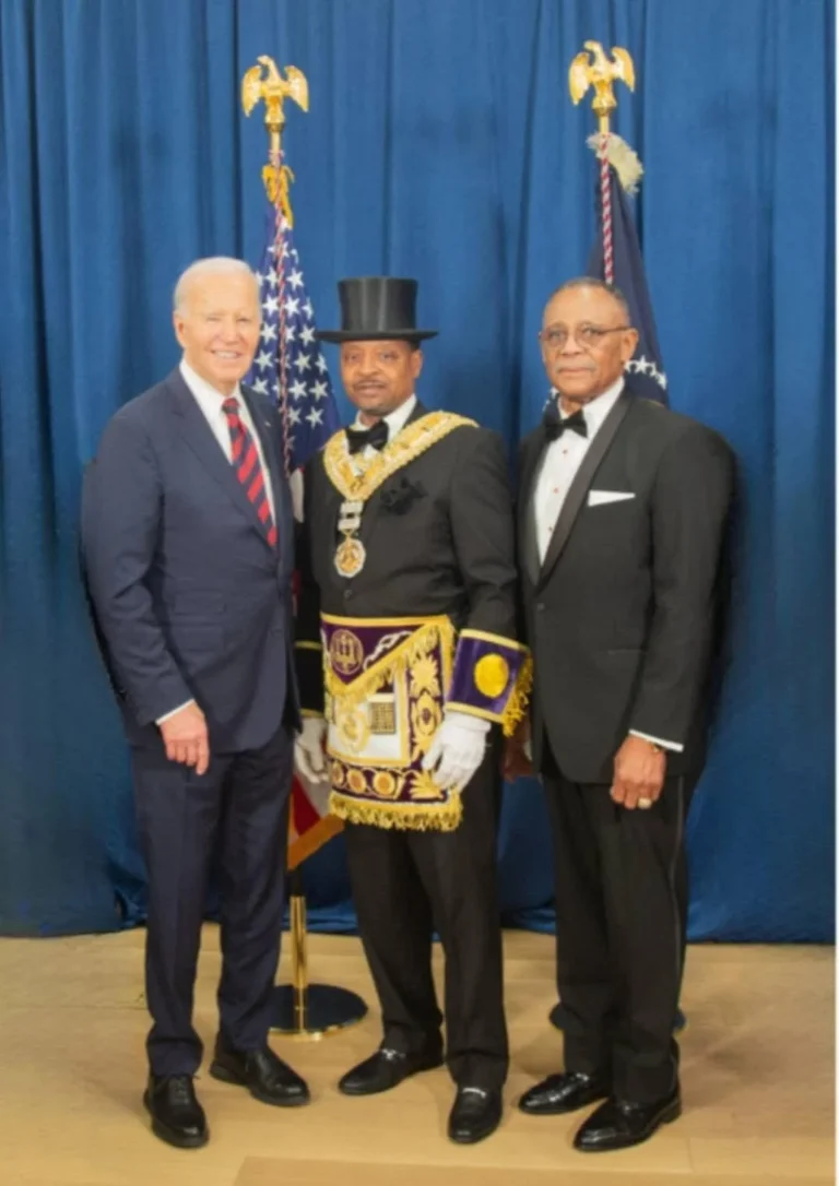 Buvęs JAV prezidentas Joe Bidenas oficialiai tapo masonu