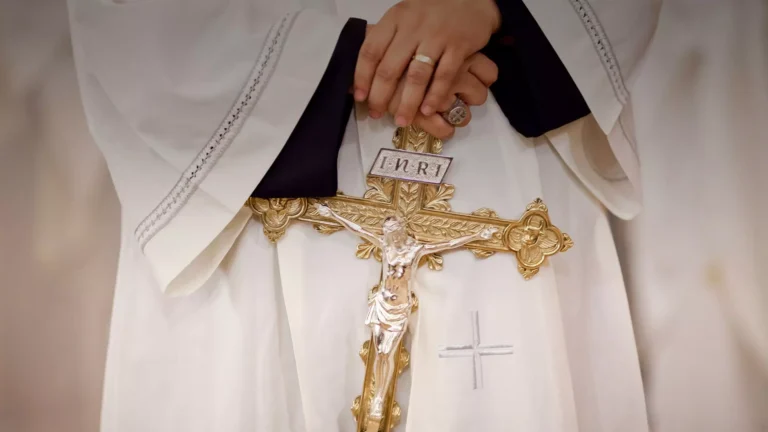 Tarptautinė egzorcistų asociacija perspėja dėl klaidingų praktikų