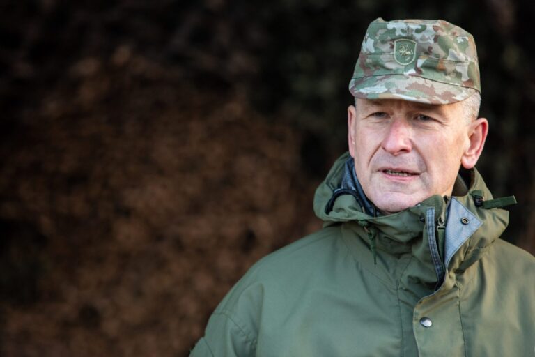 Į karinį konfliktą tarp Rusijos ir Ukrainos NATO nesikištų – kariuomenės vadas