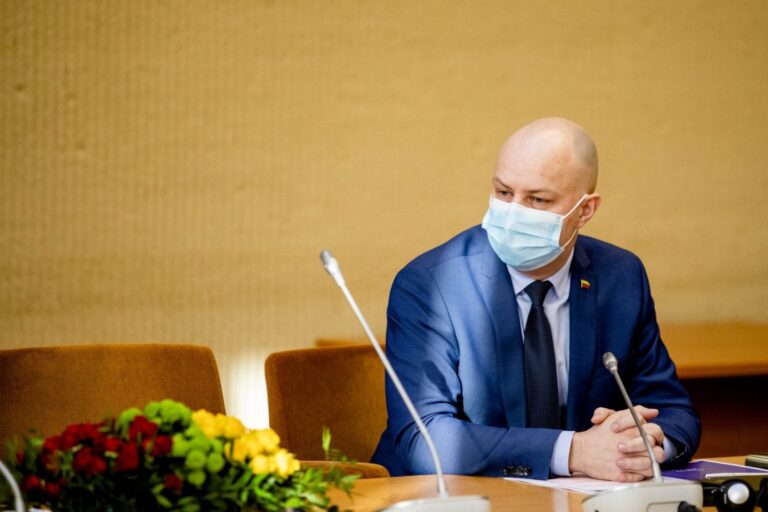 Parlamentarai mato galimybę tęsti ir plėsti 100 eurų išmokos už skiepus programą