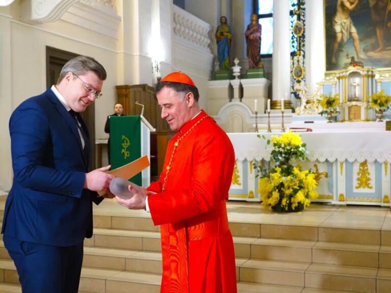 Biržų garbės piliečio vardas suteiktas kardinolui Rolandui Makrickui
