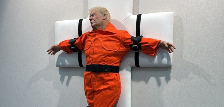 Šveicarijoje atšaukti planai eksponuoti skulptūrą, vaizduojančią „nukryžiuotą“ Donaldą Trumpą