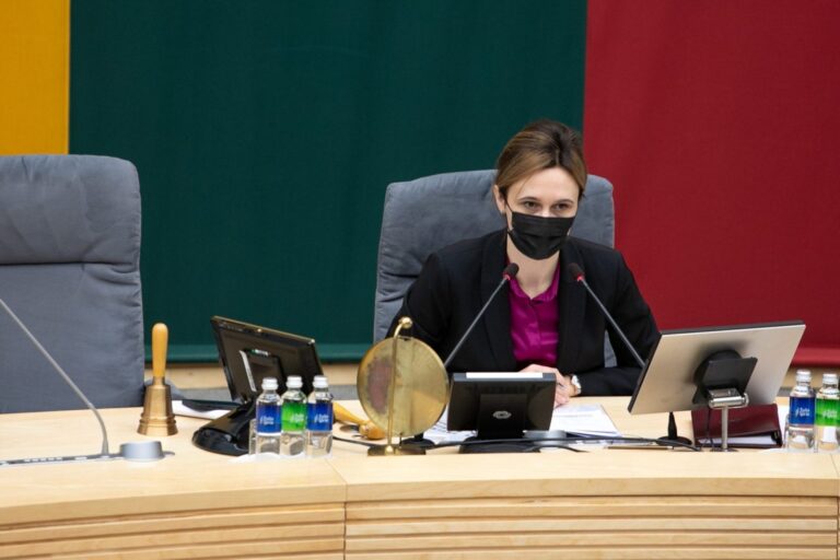 Seimo pirmininkė užsispyrė dėl mokamų testų nepasiskiepijusiems: turėsime pakankamai balsų