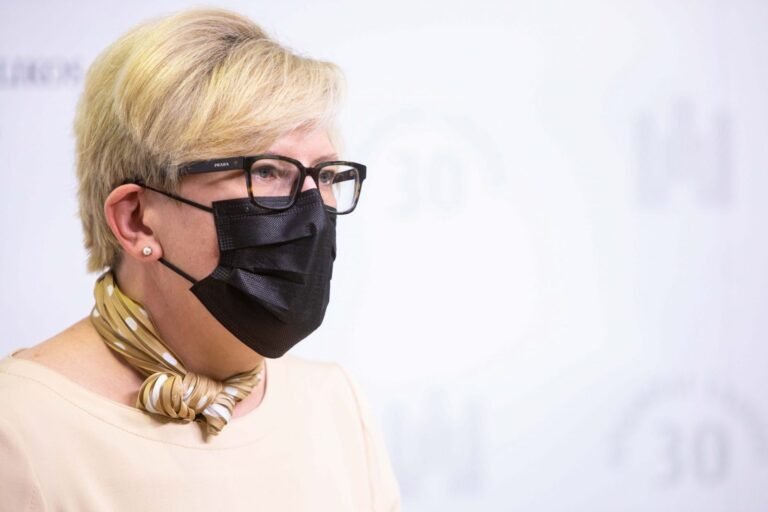 Dėl privalomų kaukių gali būti grąžinamas karantinas – premjerė