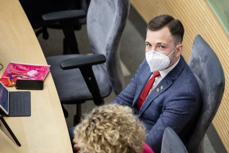 Valdantieji telkia pajėgas balsavimui dėl veto: atšaukia ir trumpina komandiruotes