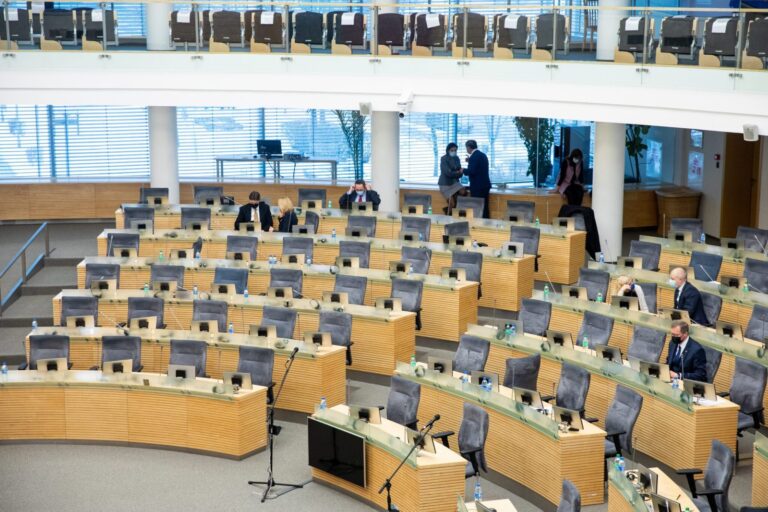 To dar nebuvo: 2022-ųjų valstybės biudžeto priėmimas vyksta pustuštėje salėj