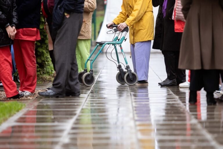 Ministerija siūlo naujai nuo COVID-19 pasiskiepijusiems senjorams skirti 100 eurų išmoką