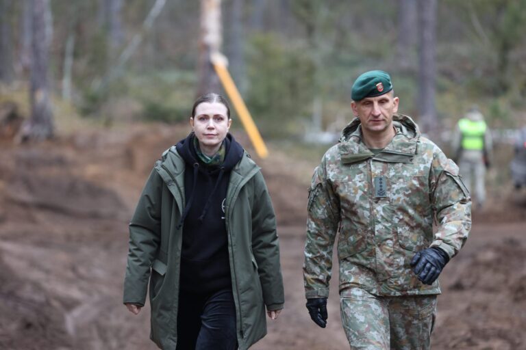 JAV karių paieškos operacija: trukdo dumblas, narai nepanyra, gelbėtojai pavargę