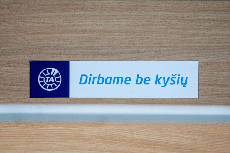 Kas dešimtas lietuvis duoda kyšį, labiausiai korumpuotos – gydymo įstaigos
