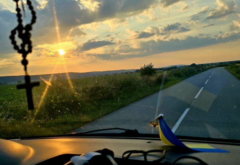 „Y kap y“ arba Ko vertas šahedų zyzimas virš galvos? (I)