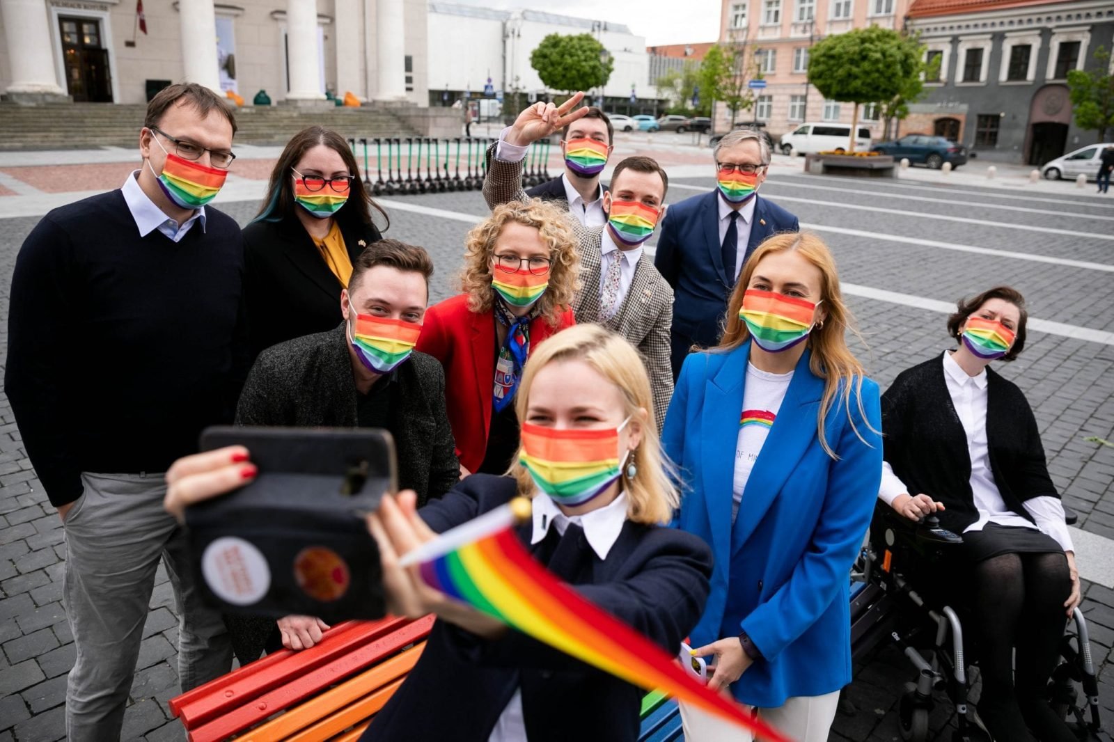 Laisvės partija prie vaivorykštės spalvų suoliuko