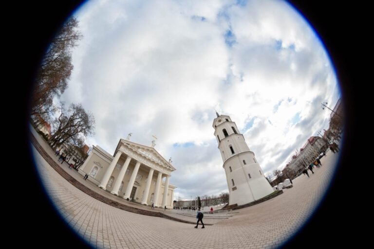 Vėjas apgadino Vilniaus arkikatedros stogą (vaizdo įrašas)