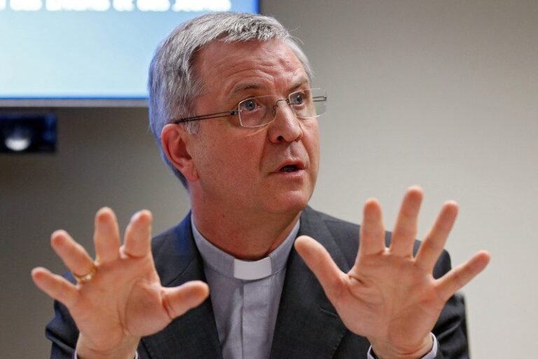 Belgų vyskupas teigia, kad popiežius pritaria homoseksualių porų laiminimui