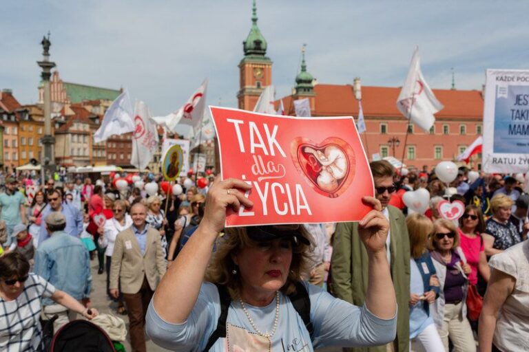 Tūkstančiai dalyvavo Lenkijoje vykusiose eitynėse už gyvybę ir šeimą