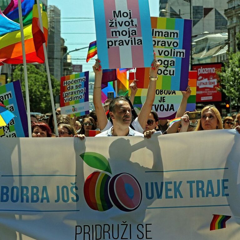 Serbijos vyskupas prieš LGBT paradus griebtųsi ginklų