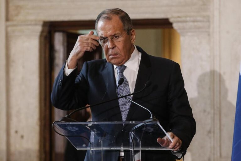 S. Lavrovas: skulptūrų nukėlimas iš sovietinių karių kapinių Lietuvoje yra rusofobija