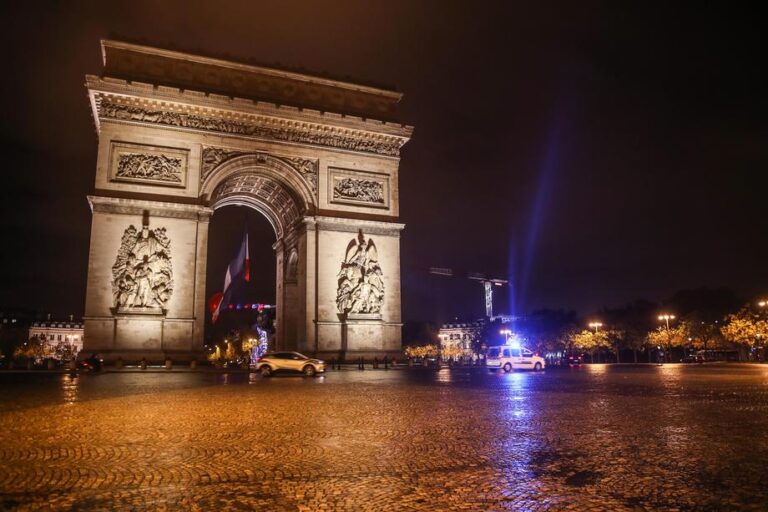 Po E. Macrono pergalės policija atidengė ugnį Paryžiuje
