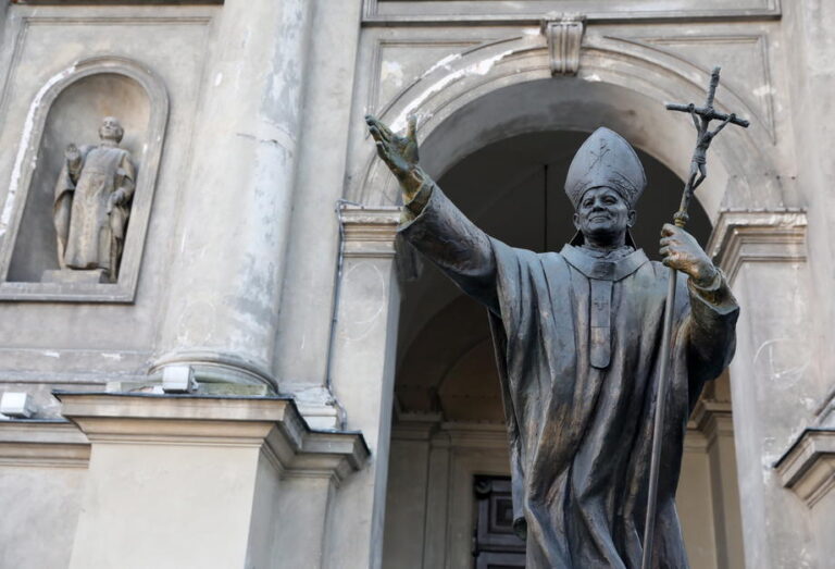 Lenkai Joną Paulių II-ąjį vis dar laiko pavyzdžiu, bet turi priekaištų šiandienos Bažnyčiai
