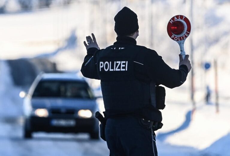 Austrija atšaukia įstatymą dėl privalomos vakcinacijos nuo COVID-19