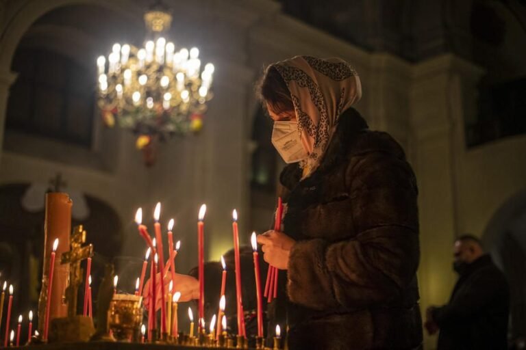Graikijoje nubaustas šventikas, kad tikintieji meldėsi be kaukių