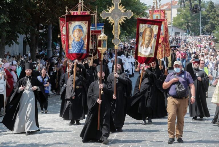 Apie 200 Ukrainos ortodoksų kunigų reikalauja bažnytinio teismo patriarchui Kirilui