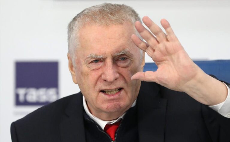 Vladimiras Žirinovskis, aštuonis kartus pasiskiepijęs vakcina nuo COVID-19, sunkiai serga koronavirusu