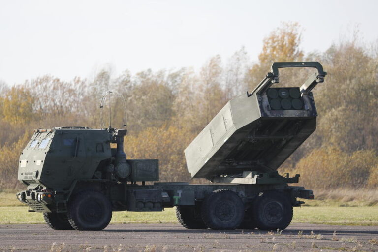 HIMARS poveikis: Ukraina sako smogusi Rusijos šaudmenų sandėliui Chersono regione