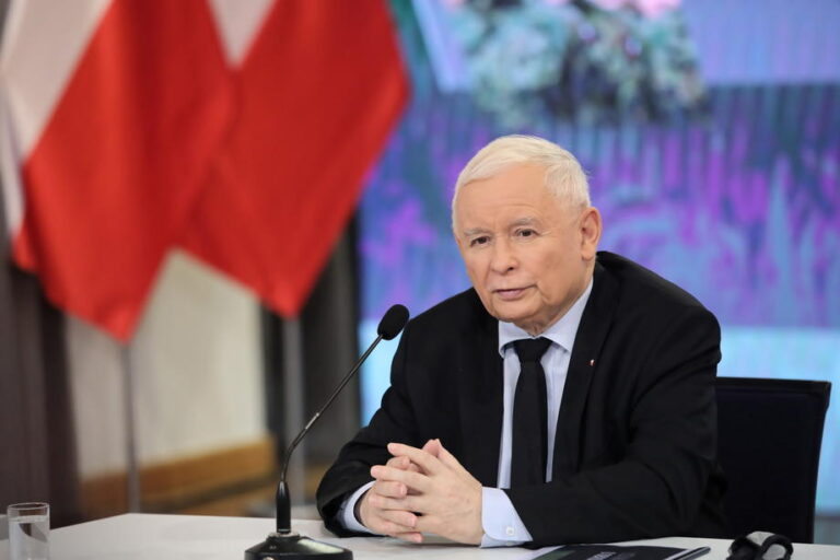 Už antikorupcinę provokaciją suimtus Lenkijos parlamentarus užstojo J. Kačynskis
