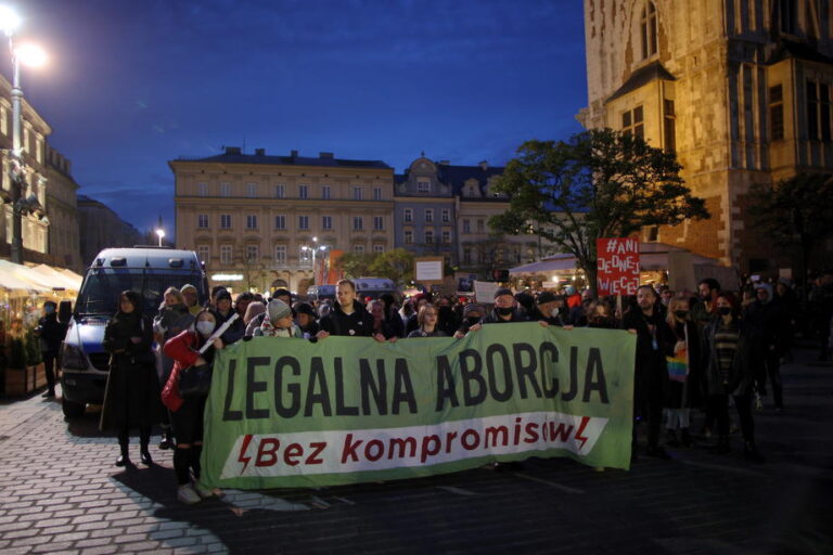 Lenkijos vyskupai: politikai, balsuojantys už abortų įstatymus, negali priimti Komunijos