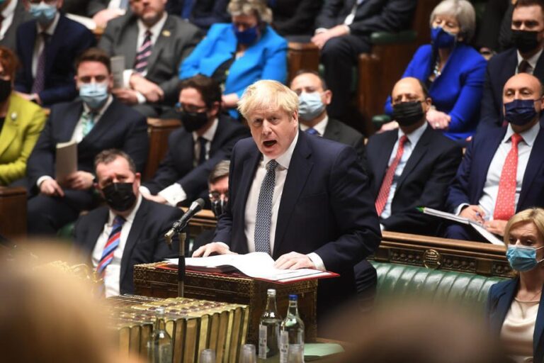 Britanijos premjeras B.Johnson: daugiau kaukių dėvėti nebereikės