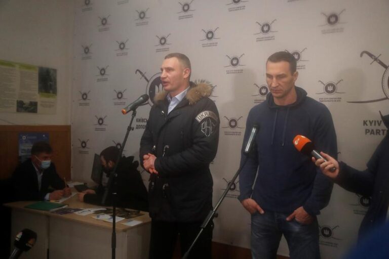 Broliai Kličko pareiškė su ginklu rankose stosiantys į kovą Kijevo gatvėse