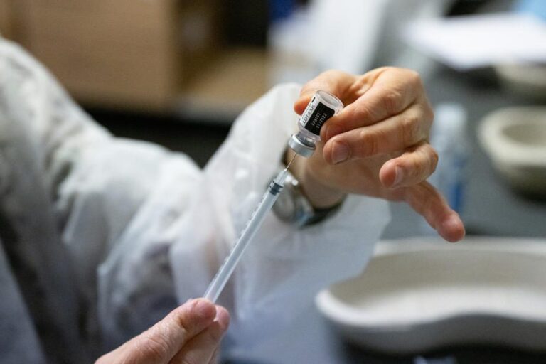Didžiausias COVID-19 tyrimas: vakcinos turėjo neigiamo poveikio sveikatai