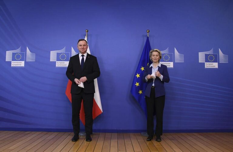 Europos Komisija finansiškai baus nepaklusnią Lenkiją