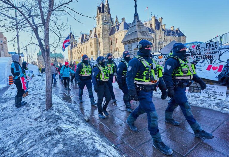 Kanadoje masiškai suiminėjami protestuotojai, policijai suteiktos papildomos galios