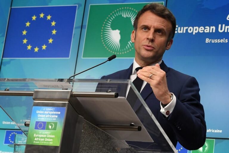 E.  Macronas pažėrė kritikos Rusijos Ortodoksų Bažnyčiai