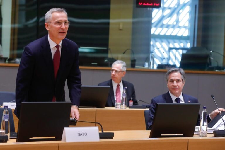 Virtinė NATO šalių, nepaisydamos Maskvos grasinimų pasauliniu karu, pažadėjo Kyjivui tiekti įvairią sunkiąją ginkluotę ir įrangą