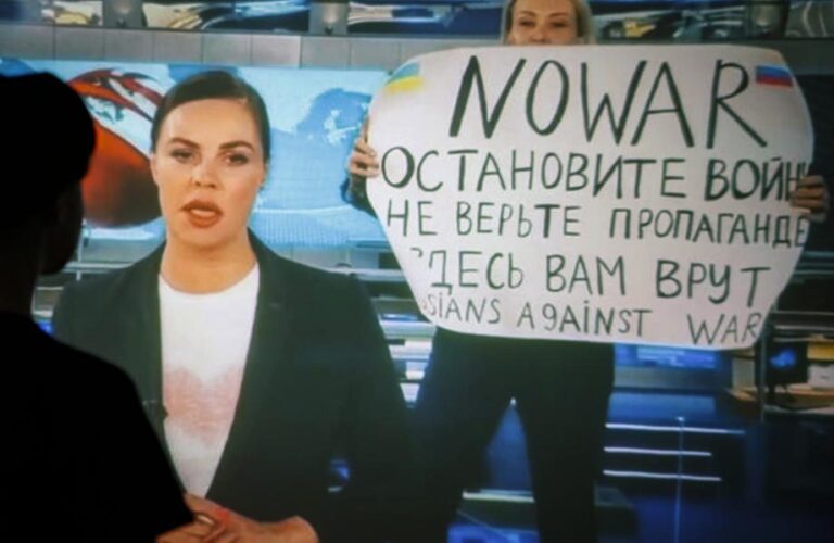 Rusijos televizijoje protestavusiai moteriai gresia įkalinimas iki 15 metų