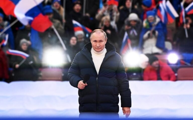 Rusijos elitas susitelkė, V. Putinas vis labiau izoliuojasi, R. Abramovičius tarpininkauja veiksmingai – tyrimas