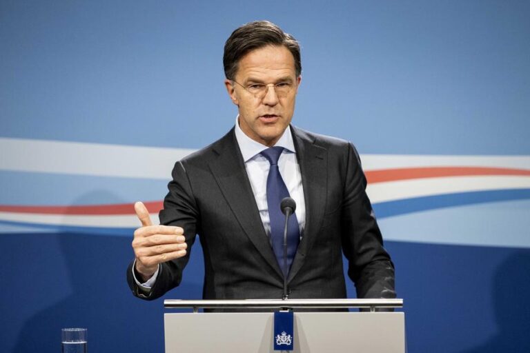 M. Rutte kartoja: negalima staiga atsisakyti rusiškų dujų ir naftos
