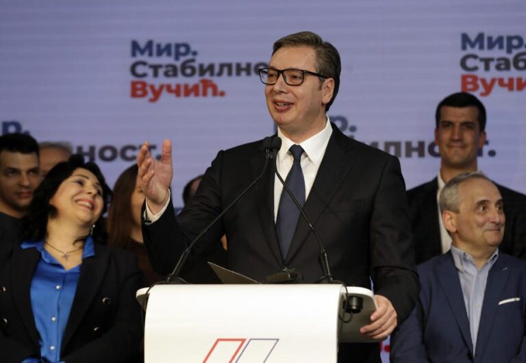 Serbijos prezidentas skelbia savo partijos pergalę parlamento rinkimuose