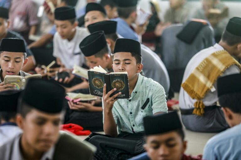 Indonezijoje mirties bausme nuteistas islamistinės mokyklos direktorius, prievartavęs mergaites