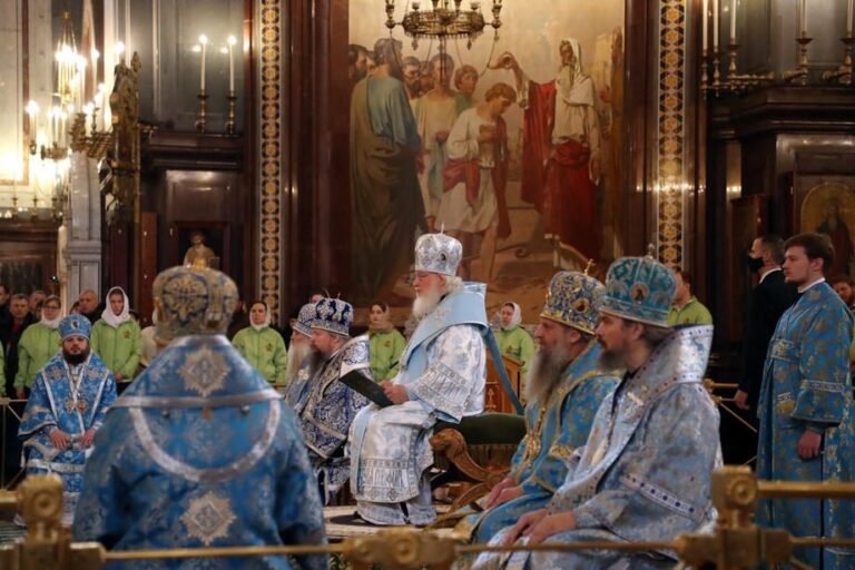 Patriarchas Kirilas šventindamas naują bažnyčią parkrito (vaizdo įrašas)