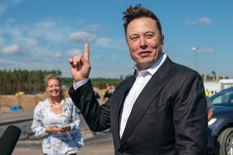 E. Muskas telkia pajėgas, siekdamas perimti visą socialinio tinklo „Twitter” valdymą