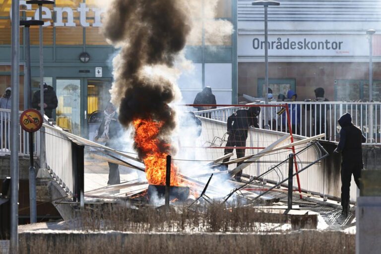 Švedijoje antiimigracinės jėgos degino Koraną, musulmonai kėlė riaušes