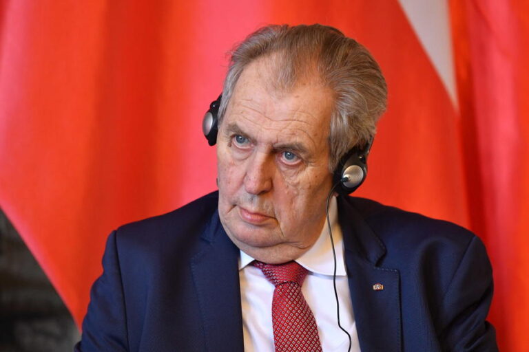 Čekijos prezidentas su grupe parlamentarų siekia Konstitucijoje įtvirtinti vyro ir moters santuoką