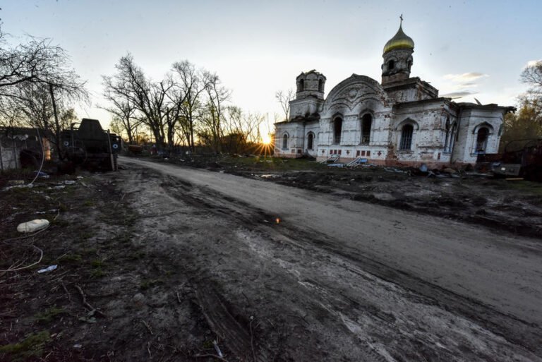 Ukrainoje daugėja karo veiksmų apgadintų religinių pastatų