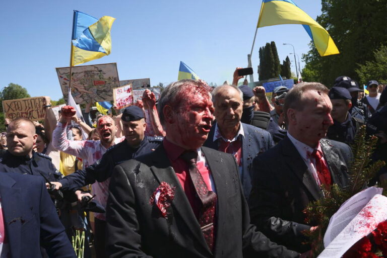 Rusijos ambasadorius Lenkijoje aptaškytas raudonais dažais Varšuvos sovietų karių kapinėse