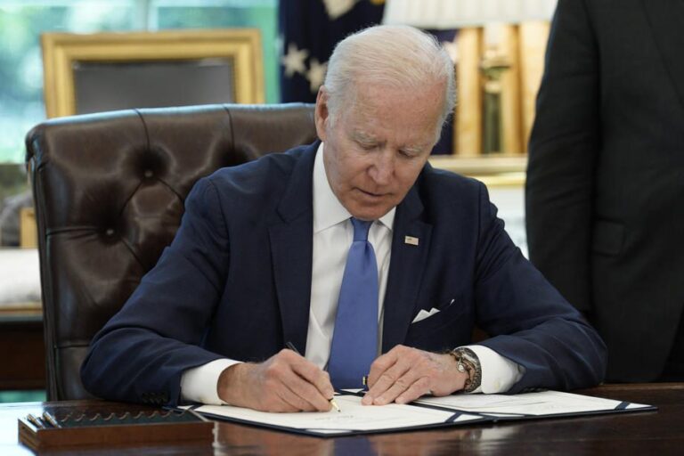 JAV prezidentas J. Bidenas pasirašė antrąjį istorijoje lendlizo įstatymą