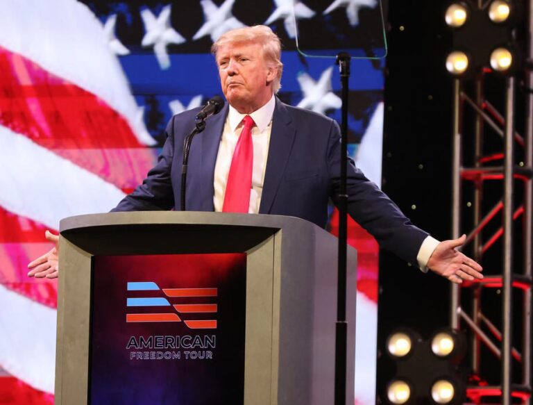 Niujorke prieš D. Trumpo pasirodymą teisme rengiamasi neramumams